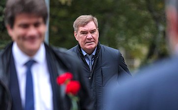Сенаторы РФ возложили цветы к мемориалу Воину-освободителю в парке им. Ленинского комсомола в Махачкале (фото пресс-служба Министерства экономики и территориального развития Республики Дагестан)