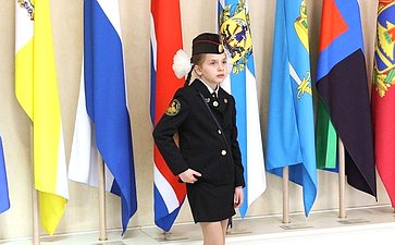 Андрей Серёжников наградил школьницу из Хабаровска за победу во Всероссийском конкурсе детского рисунка «Жизнь, делённая на граммы»