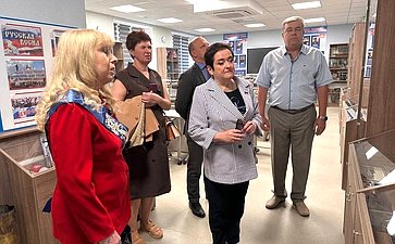 Лариса Мельник, поздравила севастопольских выпускников с последним звонком