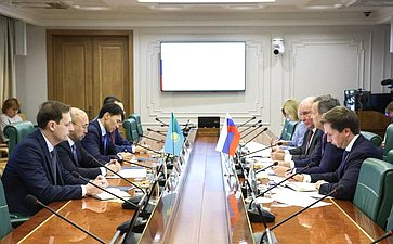 Встреча первого заместителя Председателя Совета Федерации Андрея Яцкина с Чрезвычайным и Полномочным Послом Республики Казахстан в РФ