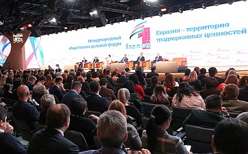 Константин Косачев обратился с приветственным словом к участникам Общественно-деловоого форума «Евразия – территория традиционных ценностей» (фото — Пресс-служба АНО «Евразия»)