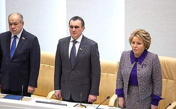 Валентина Матвиенко, Николай Федоров и Ильяс Умаханов слушают гимн России перед началом 480-го заседания Совета Федерации