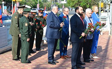 Российские парламентарии возложили цветы к памятнику советским летчикам транспортной авиации во Вьентьяне, участвовавшим в боевых действиях в Индокитае в годы американской агрессии с 1960 по 1973 годы