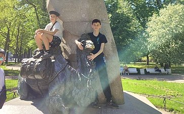 Сергей Мартынов вновь пригласил детей героев побывать в городе на Неве и познакомиться с его главными достопримечательностями