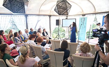 В рамках V Международного гуманитарного Ливадийского форума в Ялте состоялась «Литературная гостиная на набережной»