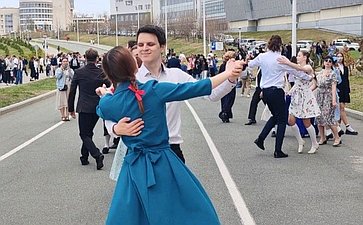Александр Ролик во Владивостоке, в кампусе Дальневосточного федерального университета принял участие в патриотической акции «Международный Вальс Победы»