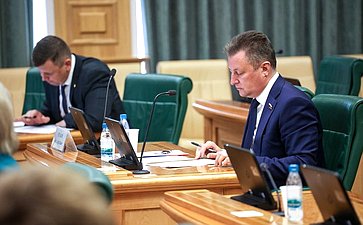 Сенаторы приняли участие в сдаче пробного Единого государственного экзамена