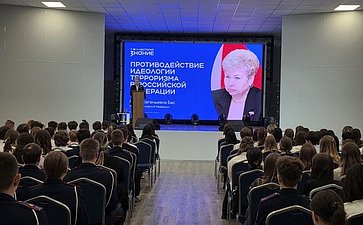 Ольга Бас в стенах Республиканского центра воспитания и развития дополнительного образования «Пионер» провела важный урок-лекцию в рамках программы «Разговоры о важном»