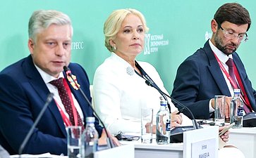 Сессия «Новые регионы России и Дальний Восток: вектор стратегического партнерства и перспективные точки роста экономики». X Восточный экономический форум