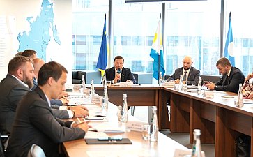 Александр Ролик и заместитель Министра РФ по развитию Дальнего Востока и Арктики Виталий Алтабаев провели круглый стол «Девелопмент и производство строительных материалов на Дальнем Востоке и в Арктической зоне РФ»