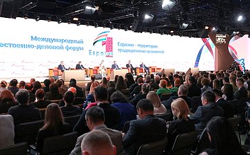 Константин Косачев обратился с приветственным словом к участникам Общественно-деловоого форума «Евразия – территория традиционных ценностей» (фото — Пресс-служба АНО «Евразия»)