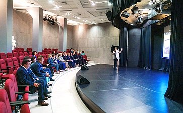 Сенаторы посетили Школу креативных индустрий на базе Окружного Дома народного творчества и Центр народных художественных промыслов и ремесел