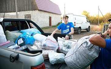 Дарья Лантратова совместно с волонтерами привезла в поселок Ольховое вещи первой необходимости, продукты и бытовую технику семьям, которые пострадали во время пожаров в ЛНР