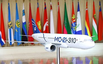Валентина Матвиенко и Министр промышленности и торговли РФ Антон Алиханов ознакомились с выставкой, посвященной передовым разработкам отечественной промышленности