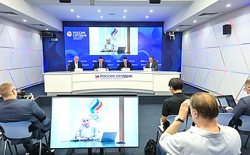 Круглый стол Экспертного института социальных исследований: «Время героев»: как формируется новая команда развития России»