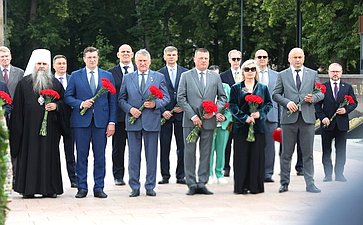 Церемония возложения венков к Вечному огню
