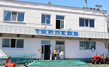 В ходе поездки сенаторы РФ побывали на стадионе «Торпедо», где в планах строительство универсального спортзала и реконструкция водноспортивной базы «Олимпия» в Энгельсе