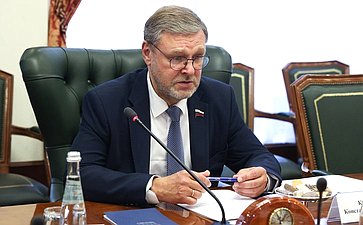 Встреча заместителя Председателя Совета Федерации Константина Косачева с Чрезвычайным и Полномочным Послом Республики Куба в РФ Хулио Антонио Гармендией Пеньей