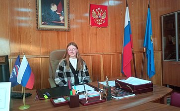 Сергей Рябухин поздравил Инессу с наступающим Новым годом, пожелал ей крепкого здоровья, успехов в учебе и исполнения желаний