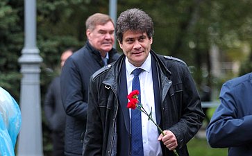 Сенаторы РФ возложили цветы к мемориалу Воину-освободителю в парке им. Ленинского комсомола в Махачкале (фото пресс-служба Министерства экономики и территориального развития Республики Дагестан)