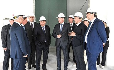 Сенаторы РФ осмотрели площадку строительства школы в поселке Московский Тюменского муниципального района