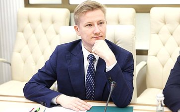 Встреча первого заместителя председателя Комитета СФ по социальной политике Александра Варфоломеева с депутатом Национального Собрания Республики Армения Алексеем Сандыковым