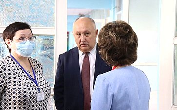 Андрей Базилевский посетил гимназию № 3 имени М.Ф. Панькова г. Хабаровска при проведения экзамена по русскому языку