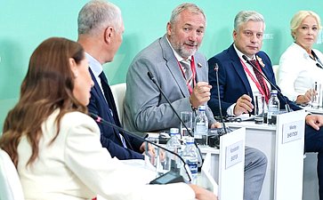 Сессия «Новые регионы России и Дальний Восток: вектор стратегического партнерства и перспективные точки роста экономики». X Восточный экономический форум