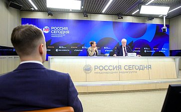 В ММПЦ «Россия сегодня» прошла пресс-конференция первого заместителя председателя Комитета СФ по обороне и безопасности Владимира Чижова об итогах саммита ЕС и актуальной ситуации в странах Евросоюза и НАТО на фоне происходящих в мире событий