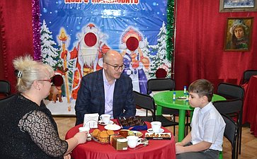 Олег Цепкин принял участие в благотворительной акции «Ёлка желаний»