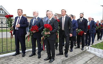 Сенаторы РФ приняли участие в церемонии возложения цветов к мемориалу