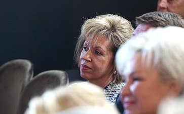 В рамках работы Х Парламентского форума «Историко-культурное наследие России» в Великом Новгороде Валентина Матвиенко посетила детскую общеобразовательную школу имени Г.Р. Державина и Дом музыки имени С.В. Рахманинова