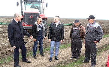 Олег Алексеев посетил крестьянское (фермерское) хозяйство, в котором занимаются производством зерновых и зернобобовых культур