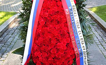 Председатель Совета Федерации Валентина Матвиенко и врио губернатора Новгородской области Александр Дронов возложили венки к Мемориалу «Вечный огонь славы»