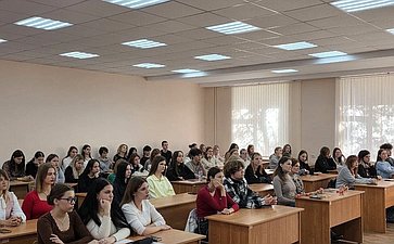 Ольга Бас провела лекцию с будущими филологами и журналистами Луганского педагогического университета