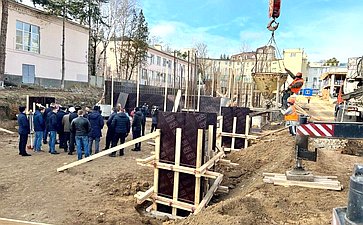 Анатолий Артамонов совершил рабочую поездку в Кавминводы и посетил строительные площадки социальных объектов Кисловодска