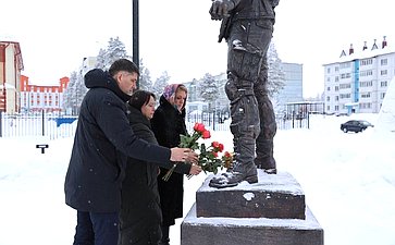 Владимир Пушкарев в сквере Воинской доблести возложил цветы к мемориалу героям Отечества