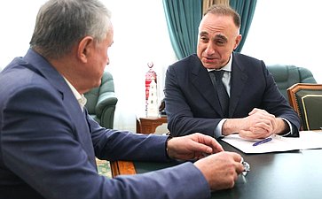 Рабочая встреча заместителя Председателя СФ Юрия Воробьева с Ваграмом Карапетяном, членом Экспертного совета МПК, исполнительным директором образовательно-культурного благотворительного фонда «Наше будущее»