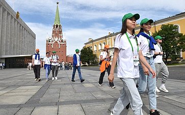 Участники «Поезда Памяти» возложили цветы к Могиле Неизвестного Солдата в Александровском саду и посетили Кремль