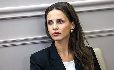 Наталья Мельникова провела встречу с активистами молодежного землячества Псковской области