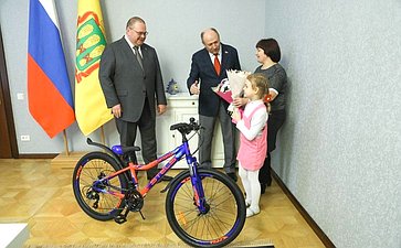 Николай Кондратюк вручил подарок первокласснице из Пензы
