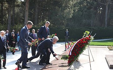 В рамках визита делегация Совета Федерации во главе с Председателем СФ Валентиной Матвиенко возложила цветы к могиле Общенационального лидера Азербайджана Гейдара Алиева