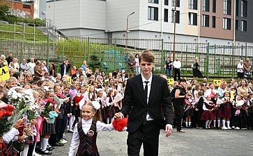 Александр Ролик в День знаний принял участие в торжественной линейке в школе № 39 г. Владивостока