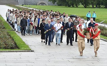 Участники проекта «Поезд Памяти» посетили Пискаревское мемориальное кладбище