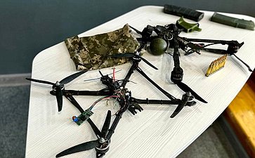 Айрат Гибатдинов вместе с участником СВО, кавалером трех орденов Мужества Денисом Черняковым провели «Урок мужества» в ульяновском лицее № 102