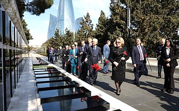 В рамках визита делегация Совета Федерации во главе с Председателем СФ Валентиной Матвиенко возложила цветы к могиле Общенационального лидера Азербайджана Гейдара Алиева