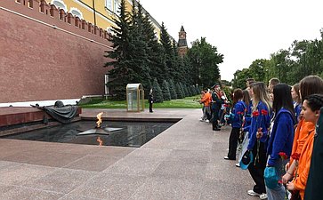 Участники «Поезда Памяти» возложили цветы к Могиле Неизвестного Солдата в Александровском саду и посетили Кремль
