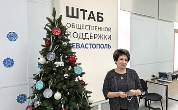 Екатерина Алтабаева сняла два шарика с «Ёлки желаний», установленной в Севастопольском Штабе общественной поддержки