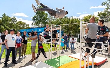 В Южно-Сахалинске впервые прошёл Всероссийский фестиваль «Уличная классика», на котором выступили любители стрит-культуры и экстремальных видов спорта