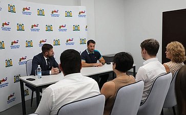 Эдуард Исаков встретился с коллективом филиала фонда «Защитники Отечества» в Ханты-Мансийске